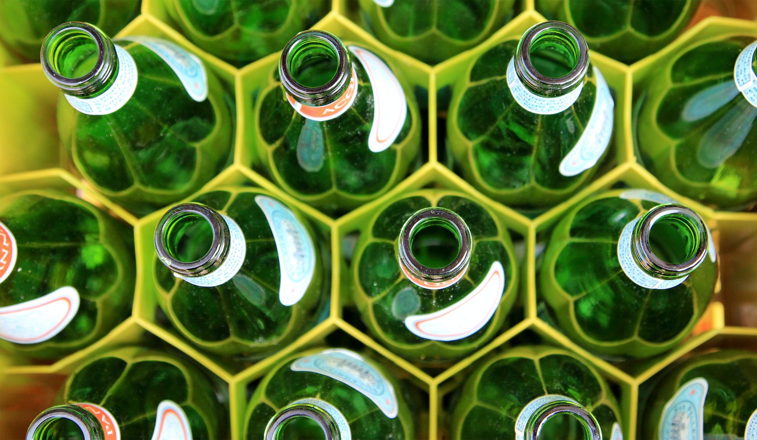 Recycling von grünen Glasflaschen