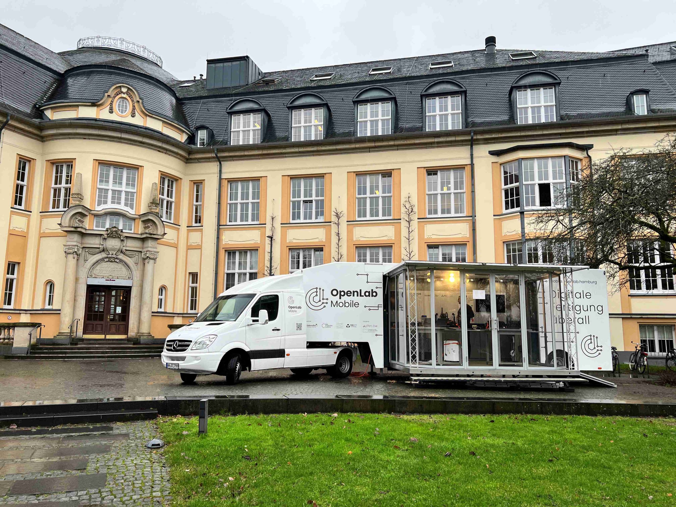 Read more about the article The OpenLab Mobile at Bucerius Law School focussing on the topic: Legal Issues of Open Source Hardware.